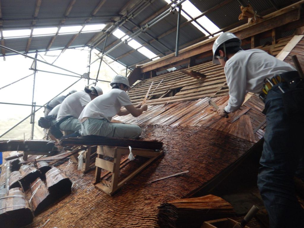 Pic. 1 Japanese Traditional Skills & Techniques of Roofing, the Intangible Cultural Heritage for the Restoration of Tangible Cultural Heritage (picture is provided by National Society for the Preservation of Roofing Technology for Shrines and Temples, Japan)